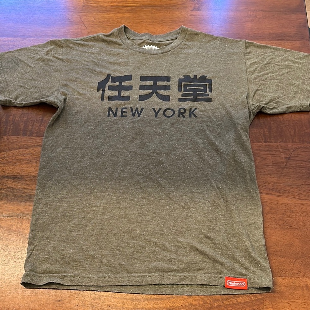 Nintendo World New York Men's Gray Green T-Shirt Small